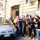 Lanciano, fermati i 3 romeni in fuga: la folla inferocita urla «animali»