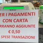 «Vuoi pagare col Pos? 50 cent in più»: scoppia il dibattito social dopo il cartello di un bar di Prato