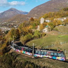Riparte il Treno del Foliage: autunno lungo la Ferrovia Vigezzina-Centovalli, itinerario e biglietti