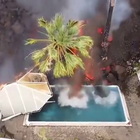 Vulcano Canarie, la lava raggiunge una piscina: le immagini dal drone