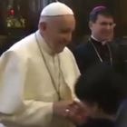 Papa Francesco svela il perchè ha rifiutato il baciamano ai fedeli: «Questioni igieniche»