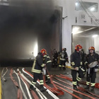 Traghetto in fiamme, l'incendio divampa da un tir nei garage: paura a Palermo
