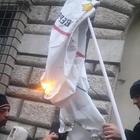 I tassisti bruciano bandiere M5S