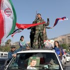 Siria, a Damasco sostenitori di Assad sventolano bandiere russe e iraniane