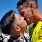Il portiere del Marbella fa coming out: sui social la foto del bacio al compagno