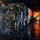• Le fiamme partite da un camion a fuoco nel garage -Fotogallery