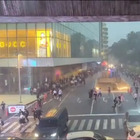 Sparatoria al centro commerciale, 14enne fa fuoco e uccide tre persone. Centinaia in fuga, panico a Bangkok