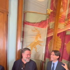 Russell Crowe in Campidoglio, il siparietto calcistico con Gualtieri e Onorato