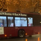 Roma, bus colpito da un sasso davanti alla stazione Tuscolana: pendolari costretti a scendere