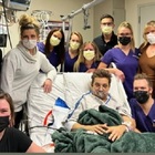 Jeremy Renner, compleanno in ospedale per la star di Avengers. La foto attaccato all'ossigeno