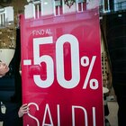 Saldi, sconti dal 5 gennaio: 4 italiani su 10 sanno cosa comprare, spesa media 267 euro