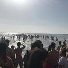 Corrente trascina al largo gruppo di ragazzi sul litorale: catena umana per salvarle