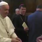 Papa Francesco evita il baciamano sull'anello, il video diventa virale
