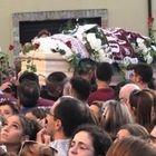 Morta in classe alla lavagna, fiori bianchi e la maglia granata per l'ultimo saluto a Melissa