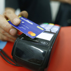 Detrazioni e sconti fiscali per chi paga con bancomat e carta di credito