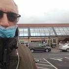 Inghilterra, supermercati pieni di gente senza mascherine