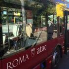 Roma, aggressione sul bus: autista dell'Atac picchiato al capolinea a Centocelle, 2 aggressori in fuga
