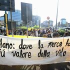 Travolta e uccisa da una betoniera, i ciclisti bloccano piazzale Loreto: «Basta morti in strada»