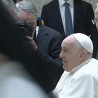 Il Papa: «Vanno benedette le persone, non le associazioni Lgbt»