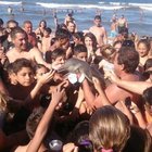 Il cucciolo di delfino muore circondato dai turisti
