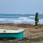 Cutro, bambino di 6 anni trovato morto sulla spiaggia: è il 73esimo migrante morto nel naufragio. Alarm Phone: 500 persone su barcone in difficoltà