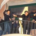Maradona saluta i tifosi dall'hotel