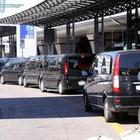 Autista Ncc investe vigile urbano all'aeroporto di Fiumicino durante un controllo: «Non me ne sono accorto»