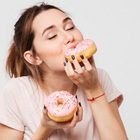 5 segnali che il corpo ti manda quando mangi troppo zucchero: occhio a questi sintomi