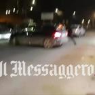 Video L'auto travolge i buttafuori
