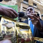 Pernigotti, i lavoratori portano cioccolatini a Di Maio: «Se Novi chiude non saranno più così buoni»