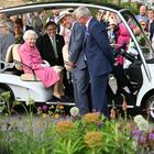 La regina Elisabetta visita il Chelsea Flower Show a bordo di un buggy