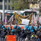 Venezia. Contributo di accesso, assalto ai gazebo per il pagamento: tensioni tra polizia e no-ticket