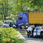 Udine, frontale auto-camion: morti padre e figlia di 10 anni, gravi altri due bambini e un cugino