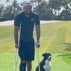 Tiger Woods torna a mostrarsi per la prima volta dopo l'incidente: sorridente e con le stampelle