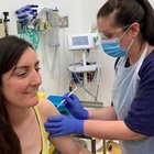 Vaccino Pomezia-Oxford in pole position: «Test su 6.000 volontari entro maggio»