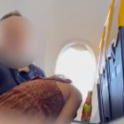 Sesso sul volo Ryanair, il passeggero accanto riprende tutto: il video virale su Twitter