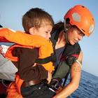 Alan Kurdi, evacuati 5 migranti per motivi di salute. La Ong: «Uno dei naufraghi ha tentato il suicidio»