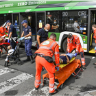 Milano, incidente in viale Scarampo: filobus 90 si scontra con un'auto passata col rosso, 22 feriti