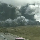 Giappone, la spettacolare eruzione sul Monte Aso