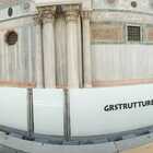 Venezia, la Basilica di San Marco: messa in posa delle barriere contro l'acqua alta Le immagini