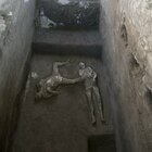 Pompei, scoperti i corpi di due fuggiaschi: il giallo dell'uomo con il mantello