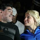 Maradona, l'ultima compagna disperata: «Non mi fanno dire addio a Diego. La moglie non mi fa entrare»