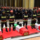 Cascina esplosa ad Alessandria, centinaia in lacrime ai funerali dei tre vigili del fuoco