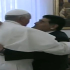 Anche il Vaticano rende omaggio a Maradona: nei video l'incontro con Papa Francesco