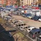 Auto incenerite nel parcheggio accanto alla voragine Guarda