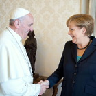 Papa Francesco e Angela Merkel: «Abbattere i muri nel mondo»