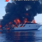A fuoco barca di 13 metri: sei adulti e tre bambini si salvano sulla zattera