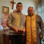 Ucraina, dall'Italia ragazzi diretti a Kiev per arruolarsi: la benedizione del prete prima della partenza