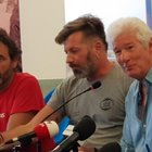 Open Arms, Richard Gere e chef Rubio a Lampedusa. Botta e risposta tra l'attore e il vicepremier: «Salvini non mi interessa, io aiuto le persone». «Spero che si abbronzi e che si trovi bene»