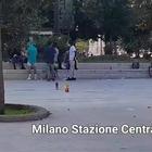 Milano, in Centrale la regola del distanziamento sociale non viene rispettata: tutto davanti all'esercito